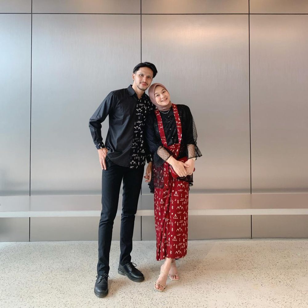 7 Referensi Outfit Kondangan Couple ala Winda Anggreini, Ciamik!