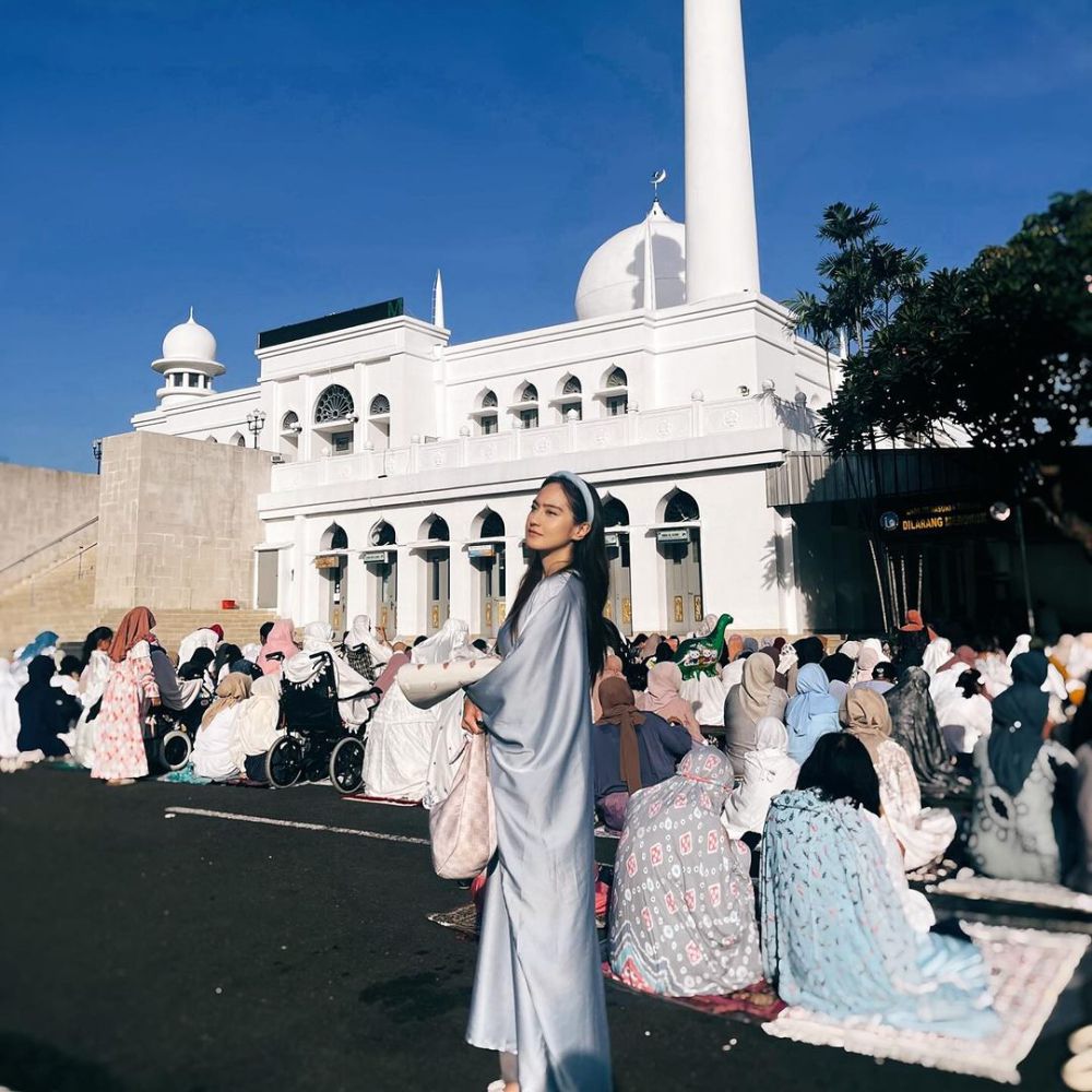 11 Ide OOTD Nuansa Putih ala Salshabilla Adriani, Super Stunning