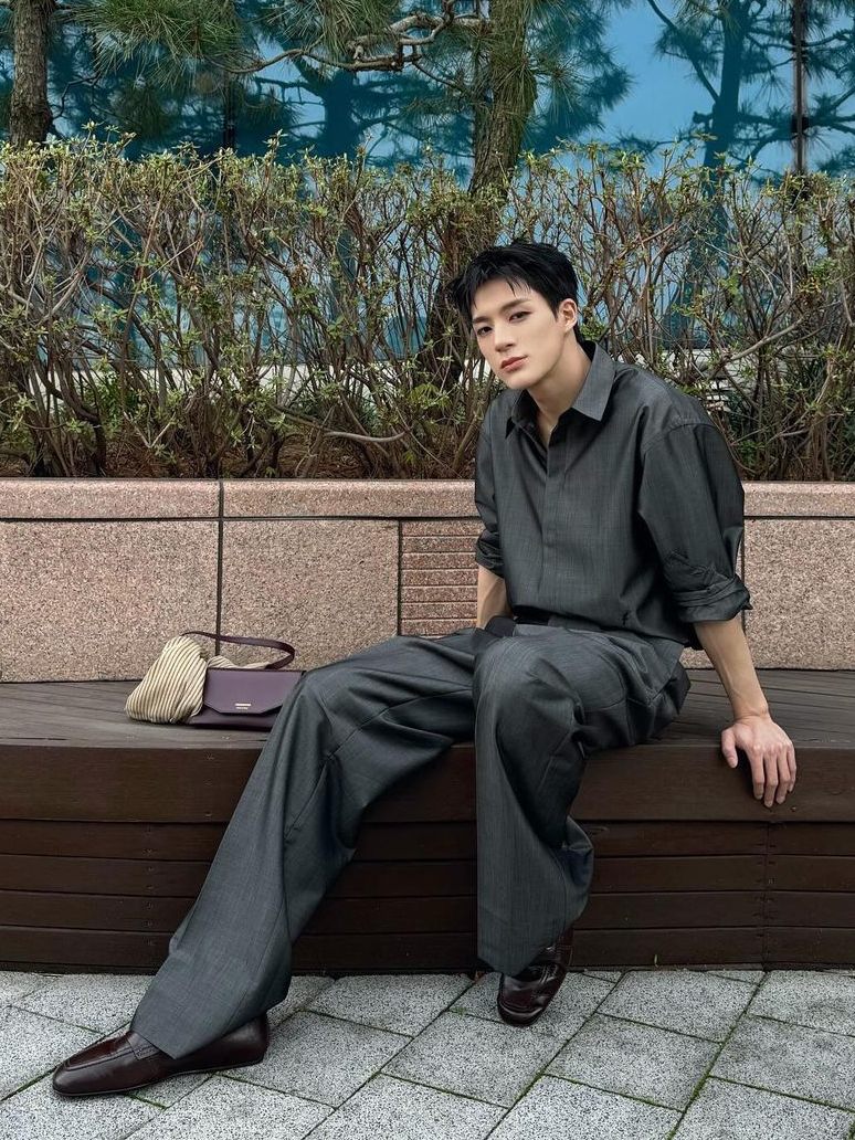 7 Inspirasi OOTD Nuansa Abu-abu ala Jeno NCT, Formal hingga Kasual!