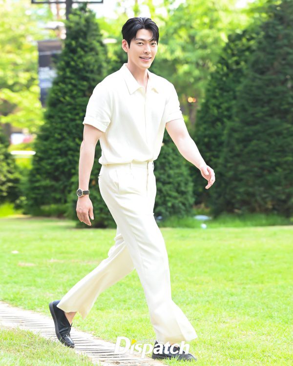 7 Ide OOTD Nuansa Putih ala Kim Woo Bin, Classy nan Maskulin!