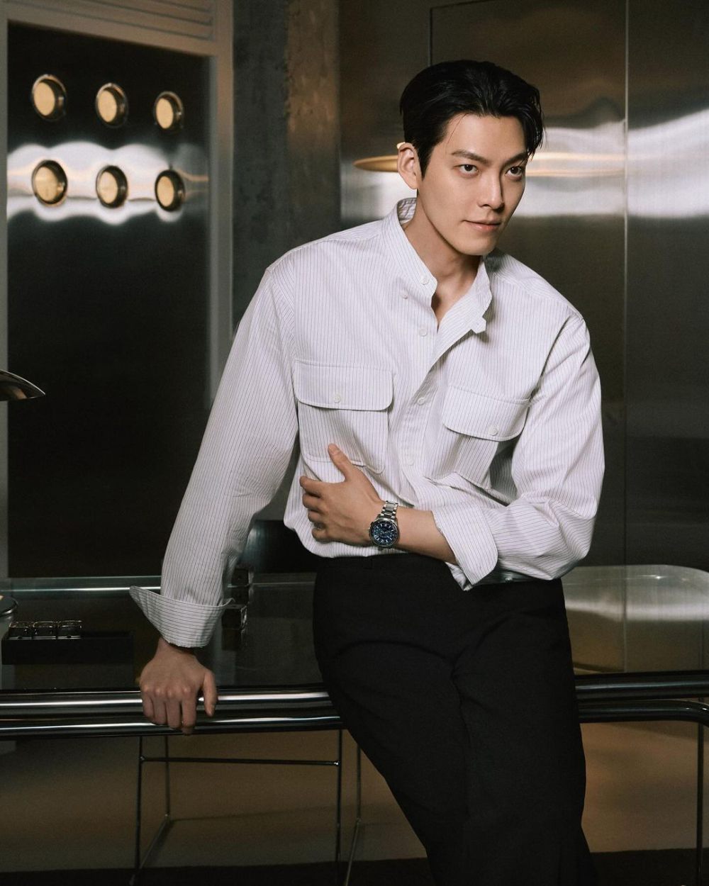 7 Ide OOTD Nuansa Putih ala Kim Woo Bin, Classy nan Maskulin!