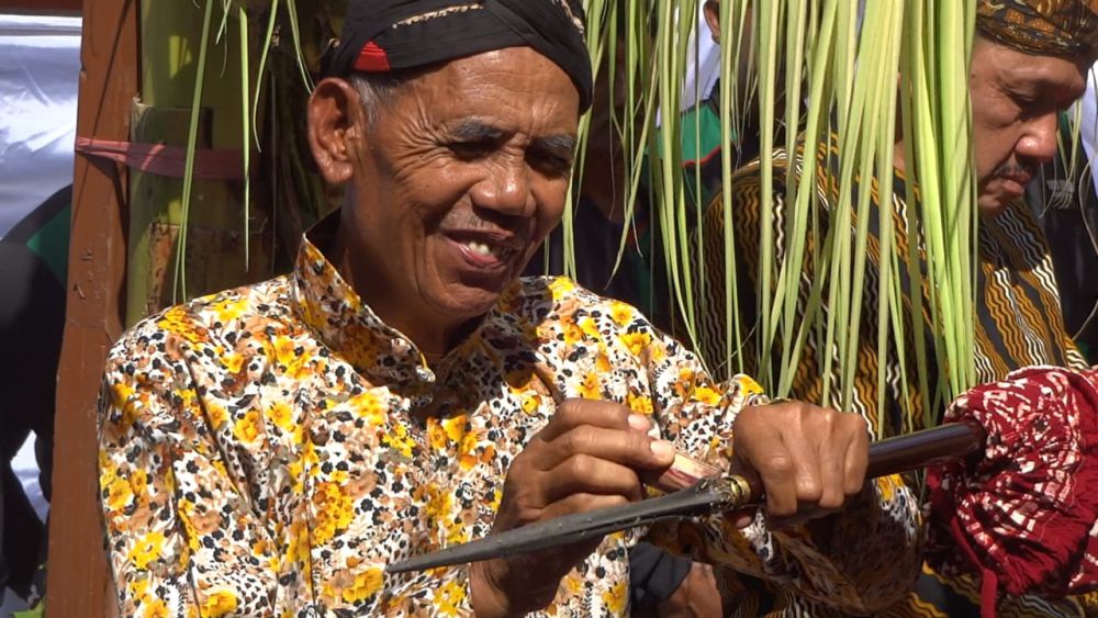 Melihat Ritual Jamasan Tombak Kyai Upas, Pusaka Tulungagung