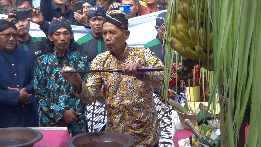 Melihat Ritual Jamasan Tombak Kyai Upas, Pusaka Tulungagung