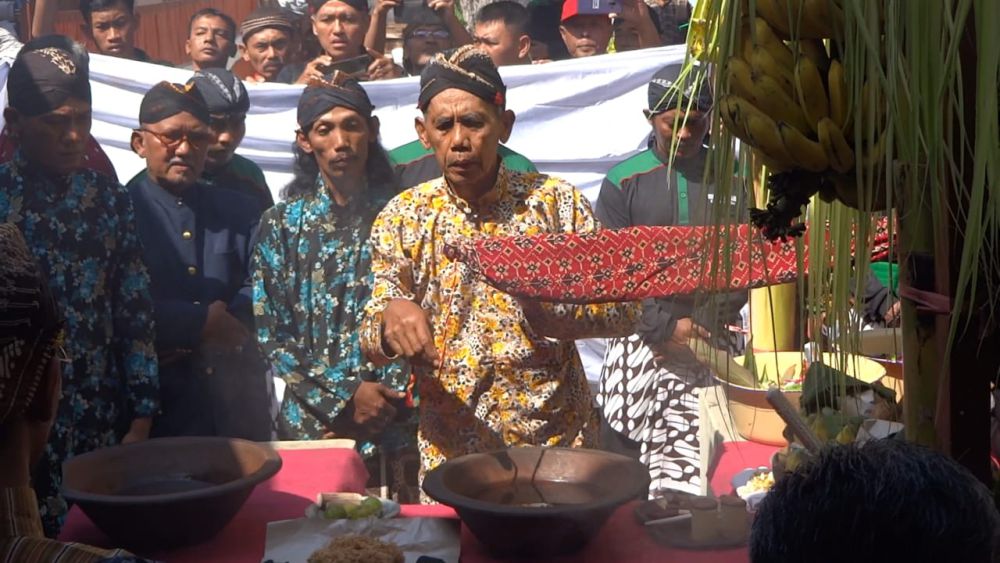 Melihat Ritual Jamasan Tombak Kyai Upas, Pusaka Tulungagung