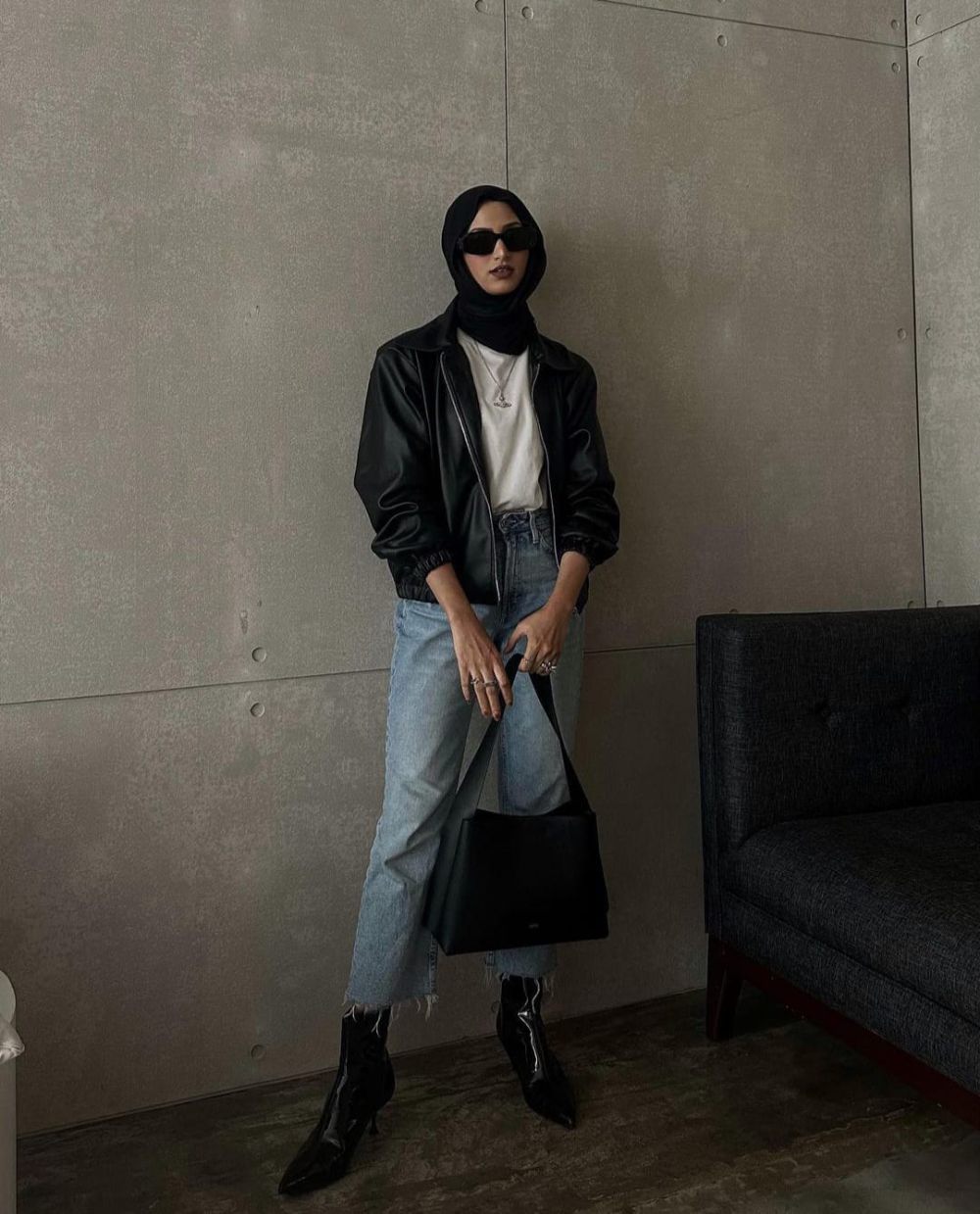 10 Inspirasi OOTD Serba Hitam ala Munira Agile, So Cool!