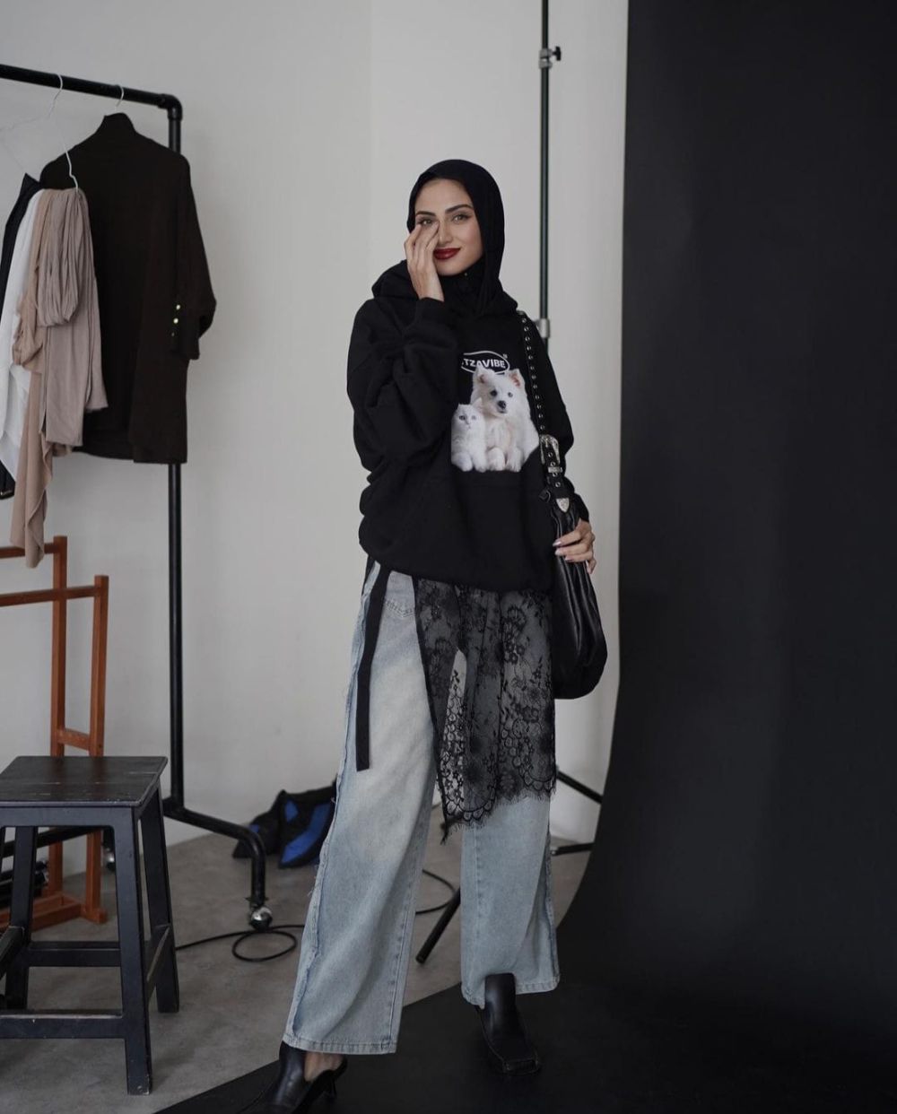 10 Inspirasi OOTD Serba Hitam ala Munira Agile, So Cool!