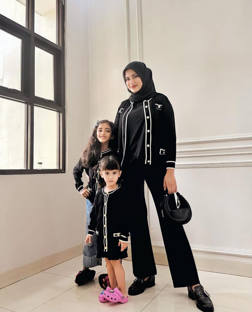 10 Inspirasi OOTD Serba Hitam ala Munira Agile, So Cool!