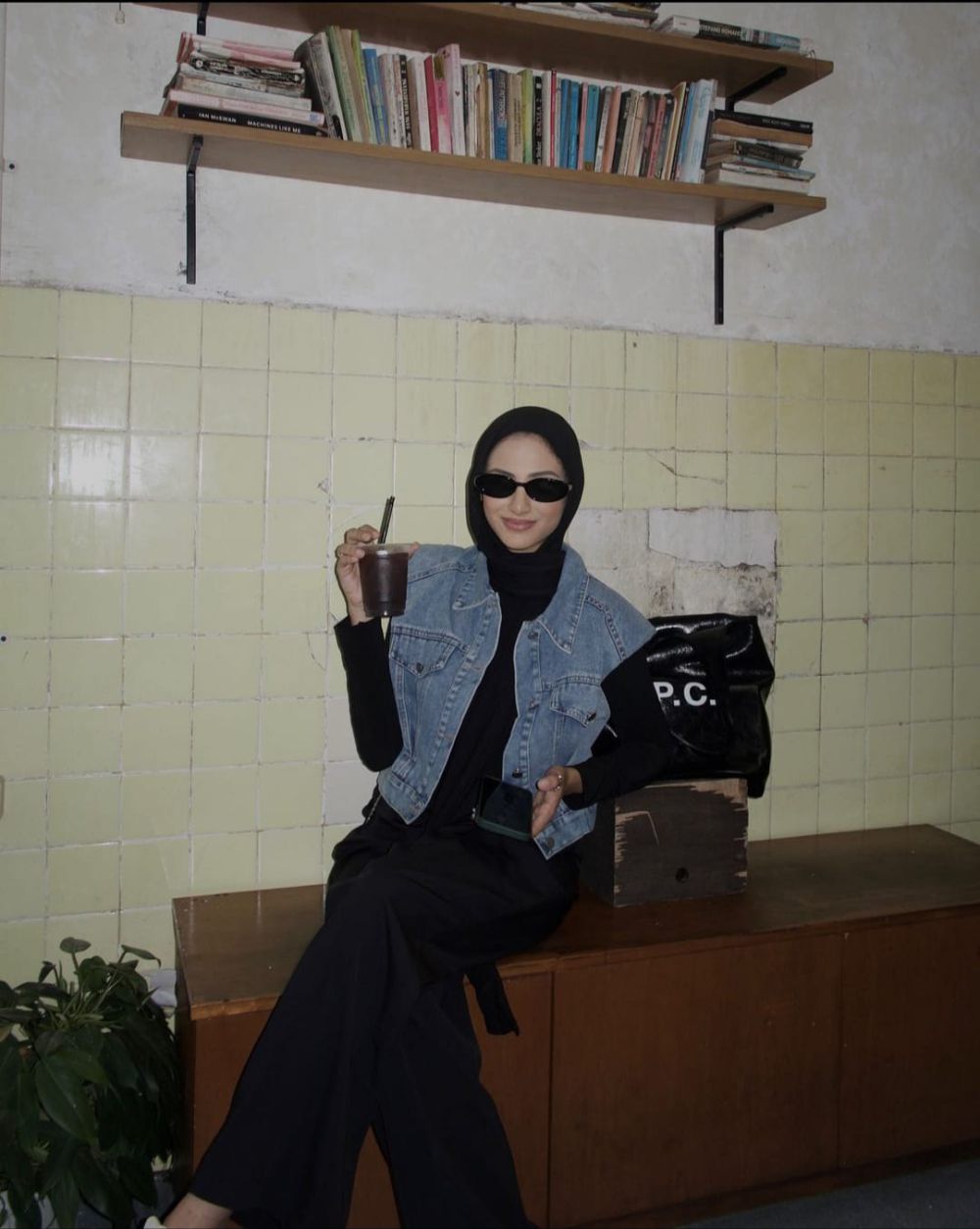 10 Inspirasi OOTD Serba Hitam ala Munira Agile, So Cool!