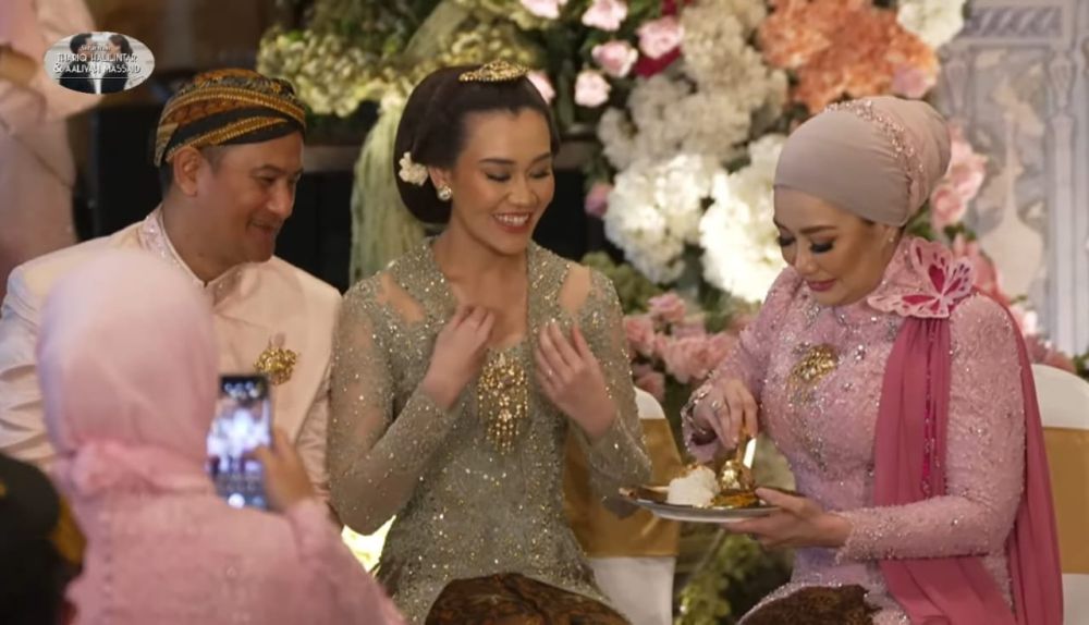 7 Gaya Aaliyah Massaid di Prosesi Dulangan, Pakai Kebaya Sage