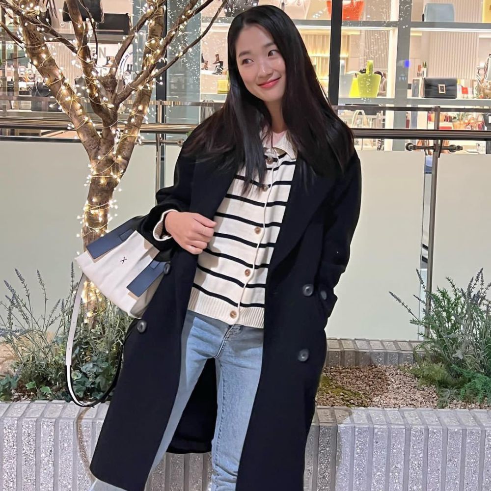 9 Inspirasi Padu Padan Celana Jeans ala Kim Hye Yoon, Kece!