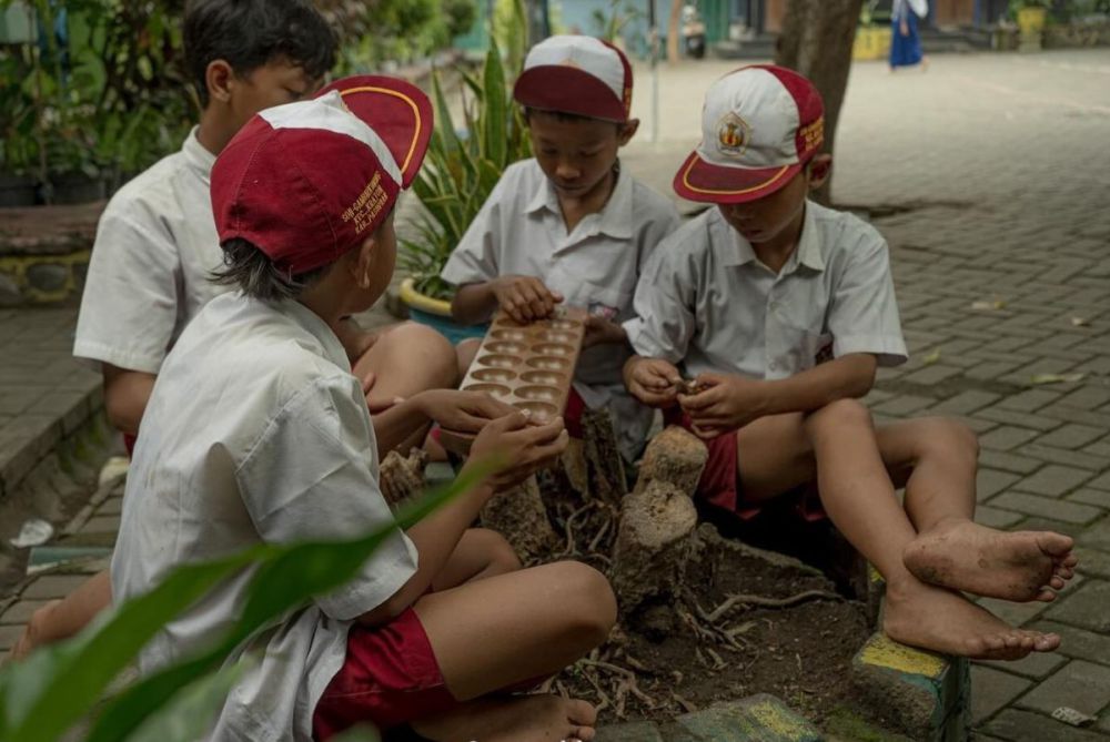 6 Permainan Tradisional Jarang Dimainkan Anak-Anak, Rangku Alu? 