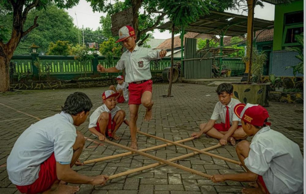 6 Permainan Tradisional Jarang Dimainkan Anak-Anak, Rangku Alu? 