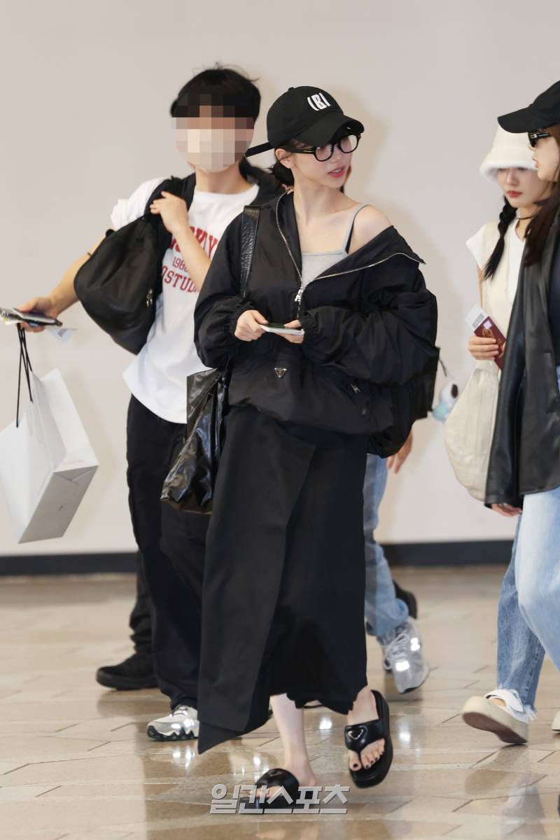 9 Inspirasi Airport Fashion ala Karina aespa, Kasual nan Modis!