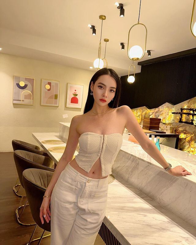 8 Ide Styling Tube Top Mookda Narinrak, Bikin Kamu Menawan