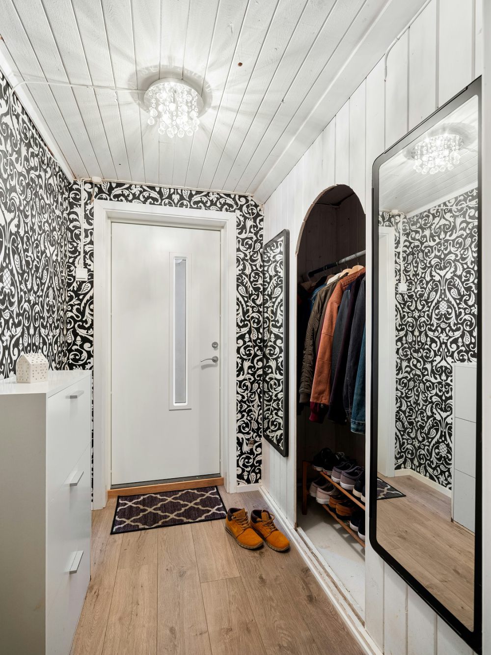 9 Inspirasi Desain Mudroom yang Bikin Rumah Rapi dan Tamu Nyaman