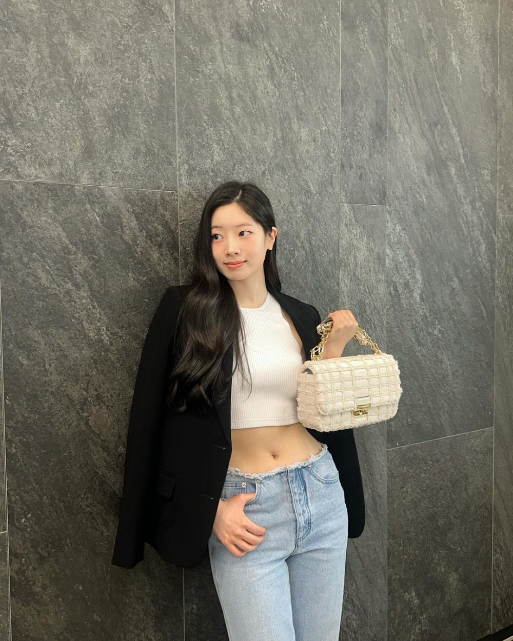 8 Inspirasi OOTD Crop Top ala Dahyun TWICE, Simpel tapi Stunning!