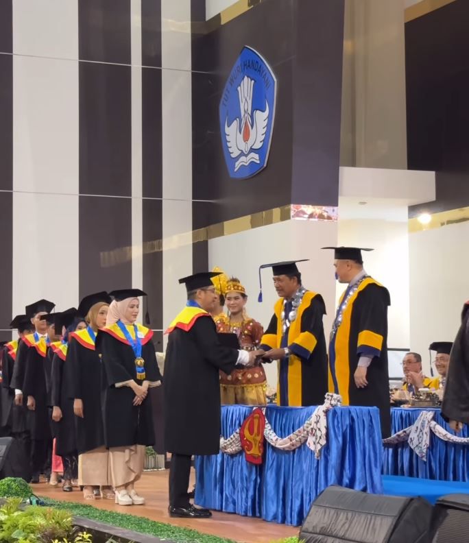 7 Potret Pasha Ungu dan Istri Wisuda Bareng, Lulus S1! 