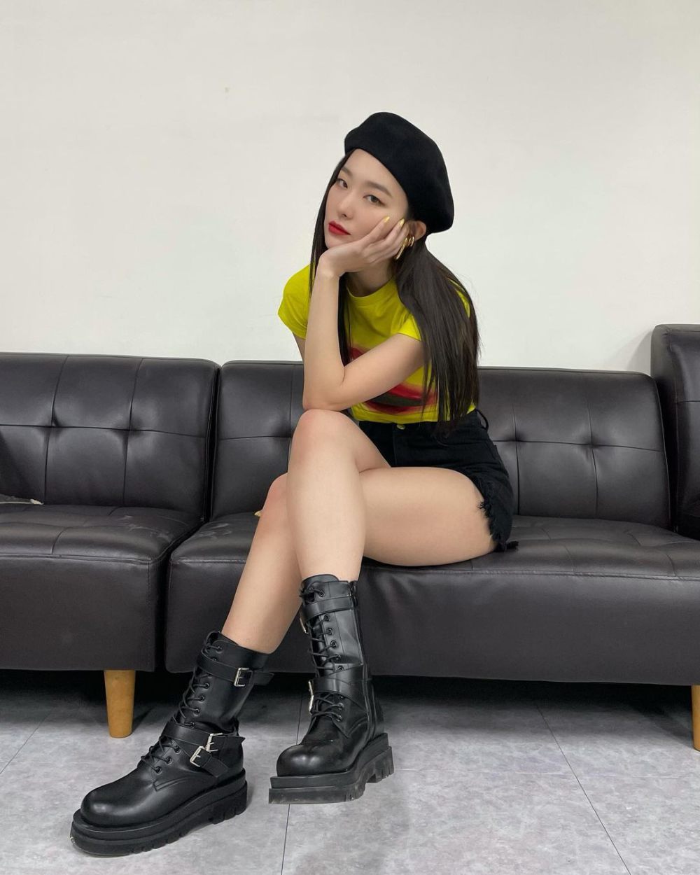 12 Padu Padan Outfit Nuansa Kuning ala Seulgi Red Velvet, Gak Boring!