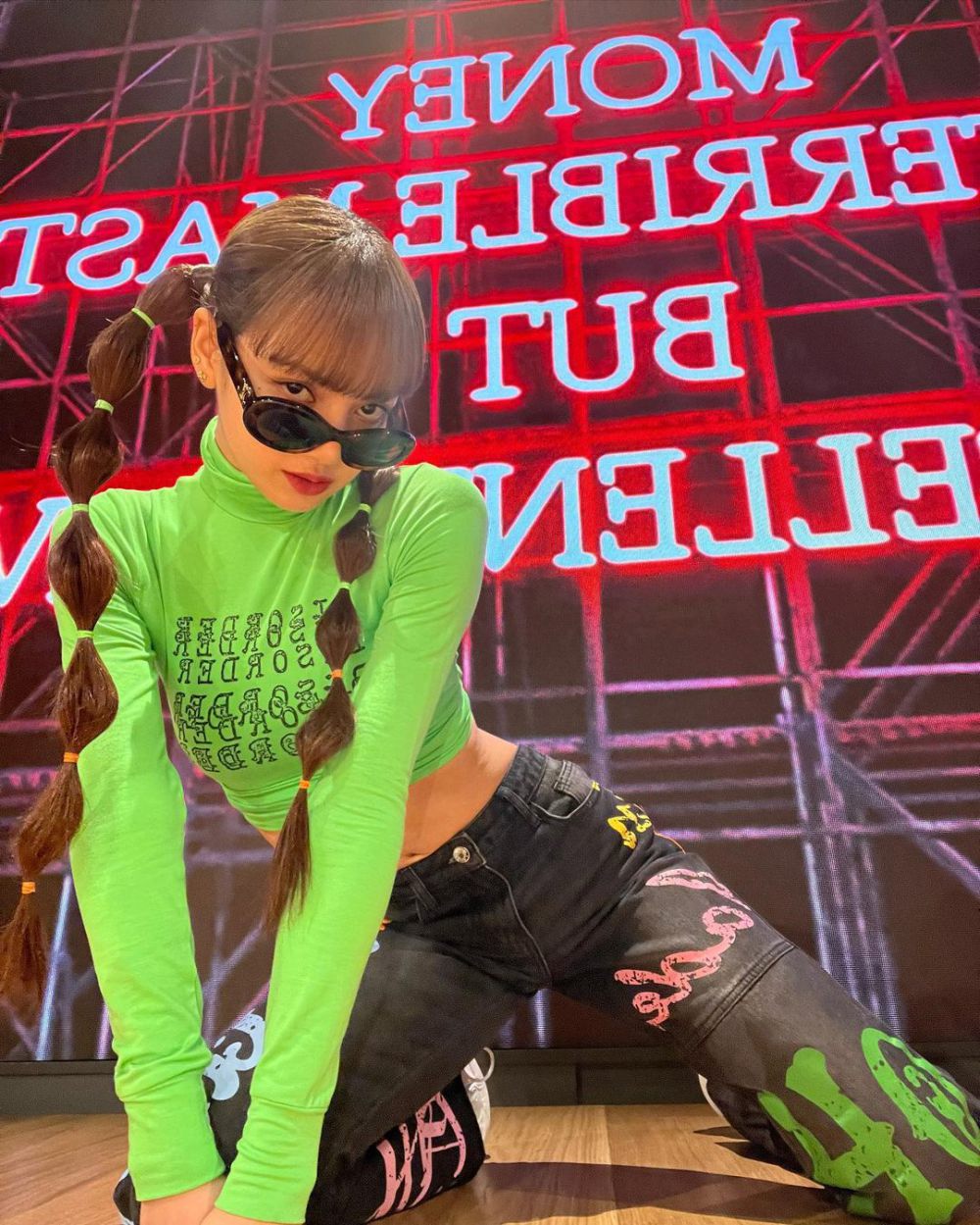 12 Style Lisa BLACKPINK dengan Outfit Nuansa Hijau, Super Catchy!