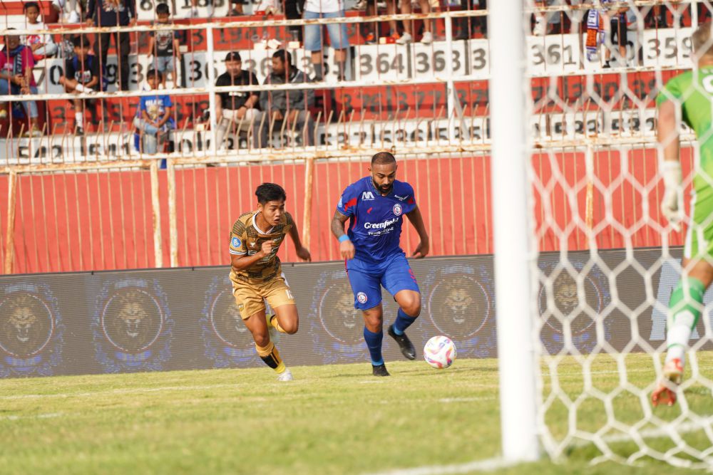 Arema FC Ditahan Dewa United, Debut Joel Cornelli Kurang Meyakinkan