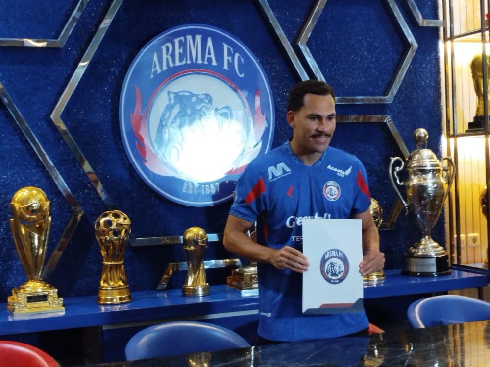 Arema FC Lengkapi Kuota Pemain Asing dengan Rekrut Gelandang Bertahan