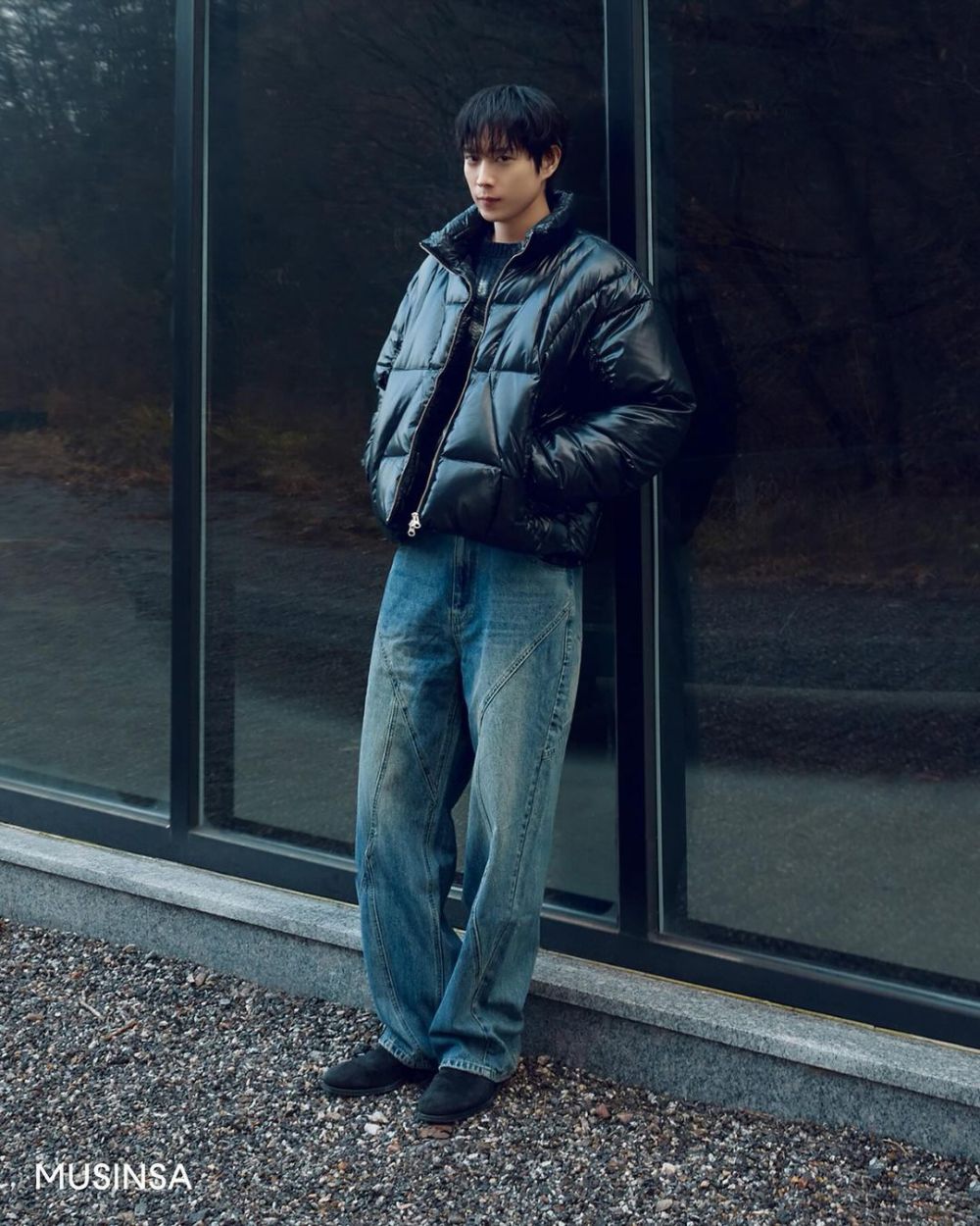 9 Ide Mix and Match Celana Jeans ala Kim Young Dae, Kece dan Manly!