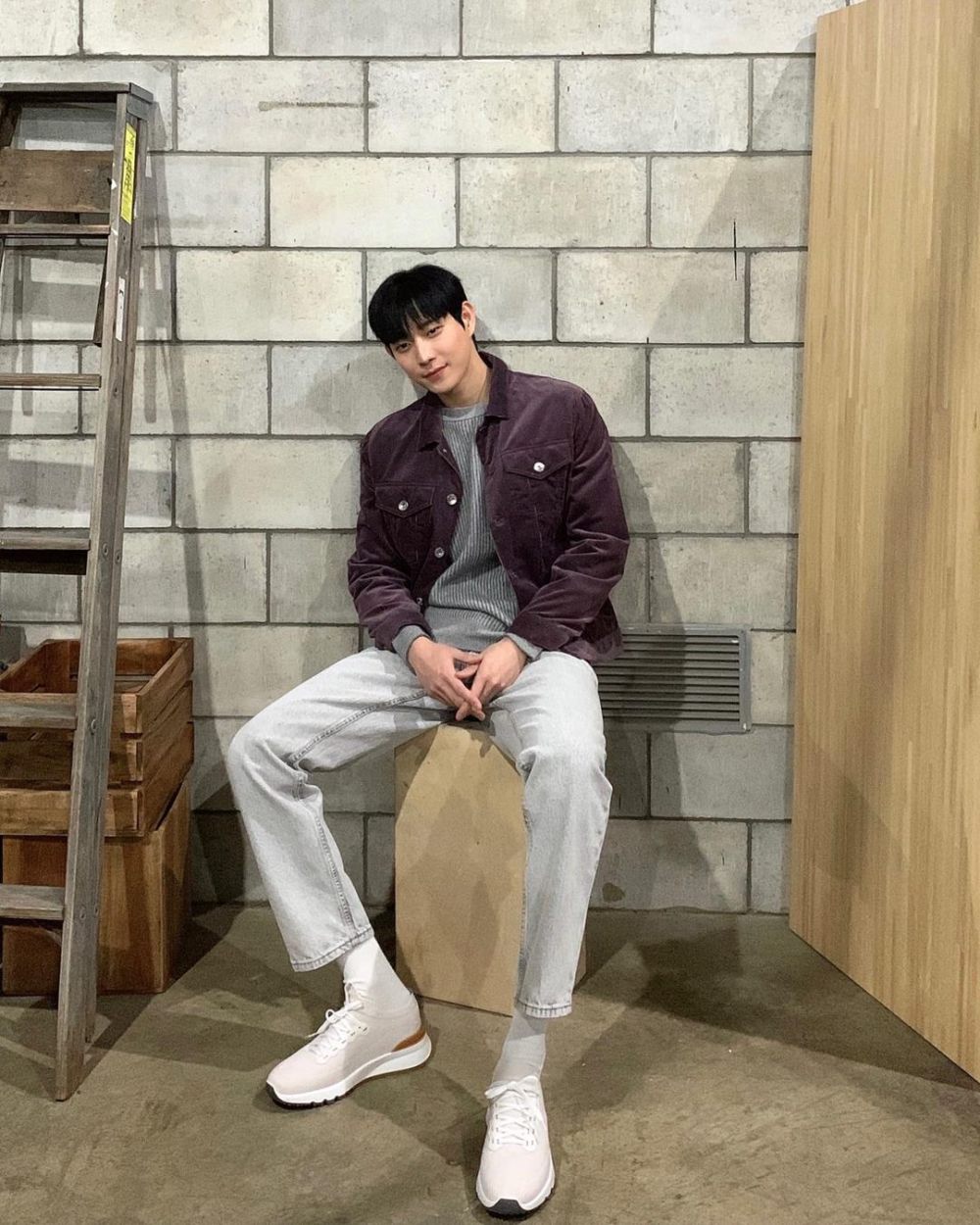 9 Ide Mix and Match Celana Jeans ala Kim Young Dae, Kece dan Manly!