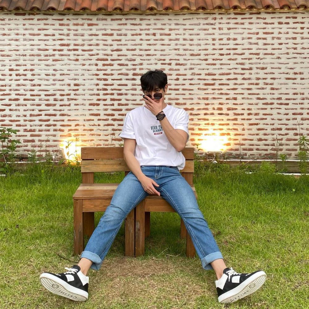 9 Ide Mix and Match Celana Jeans ala Kim Young Dae, Kece dan Manly!