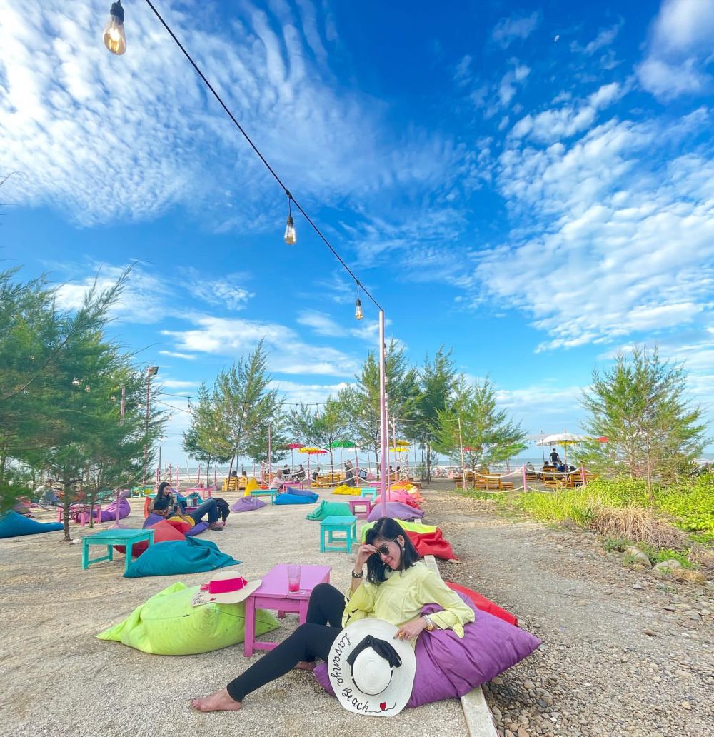 La Vanya Beach Batang, Kafe Bagi Penikmat Senja