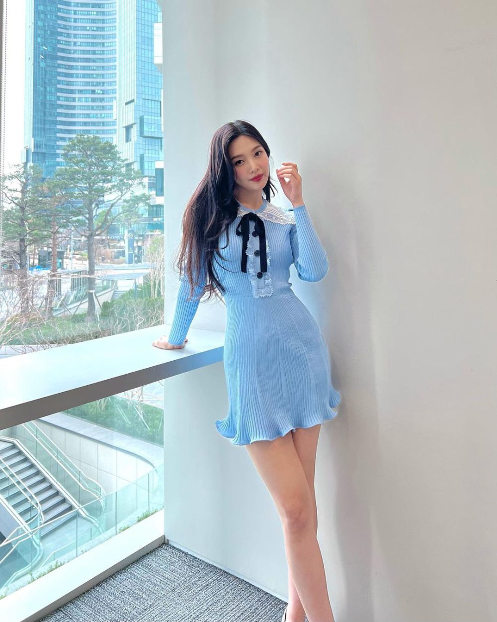 12 Ide Outfit Hangout Pakai Dress ala Joy Red Velvet, So Girly!