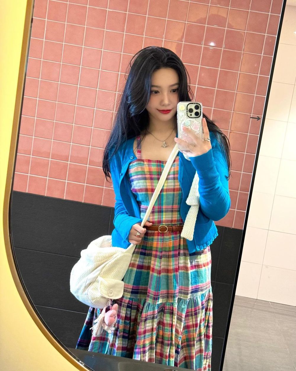 12 OOTD Colorful ala Joy Red Velvet, Fresh Sepanjang Hari!