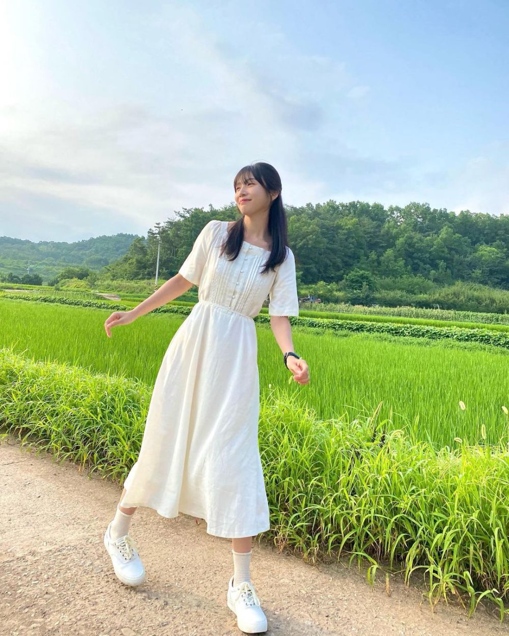 12 Ide Outfit Hangout Pakai Dress ala Joy Red Velvet, So Girly!