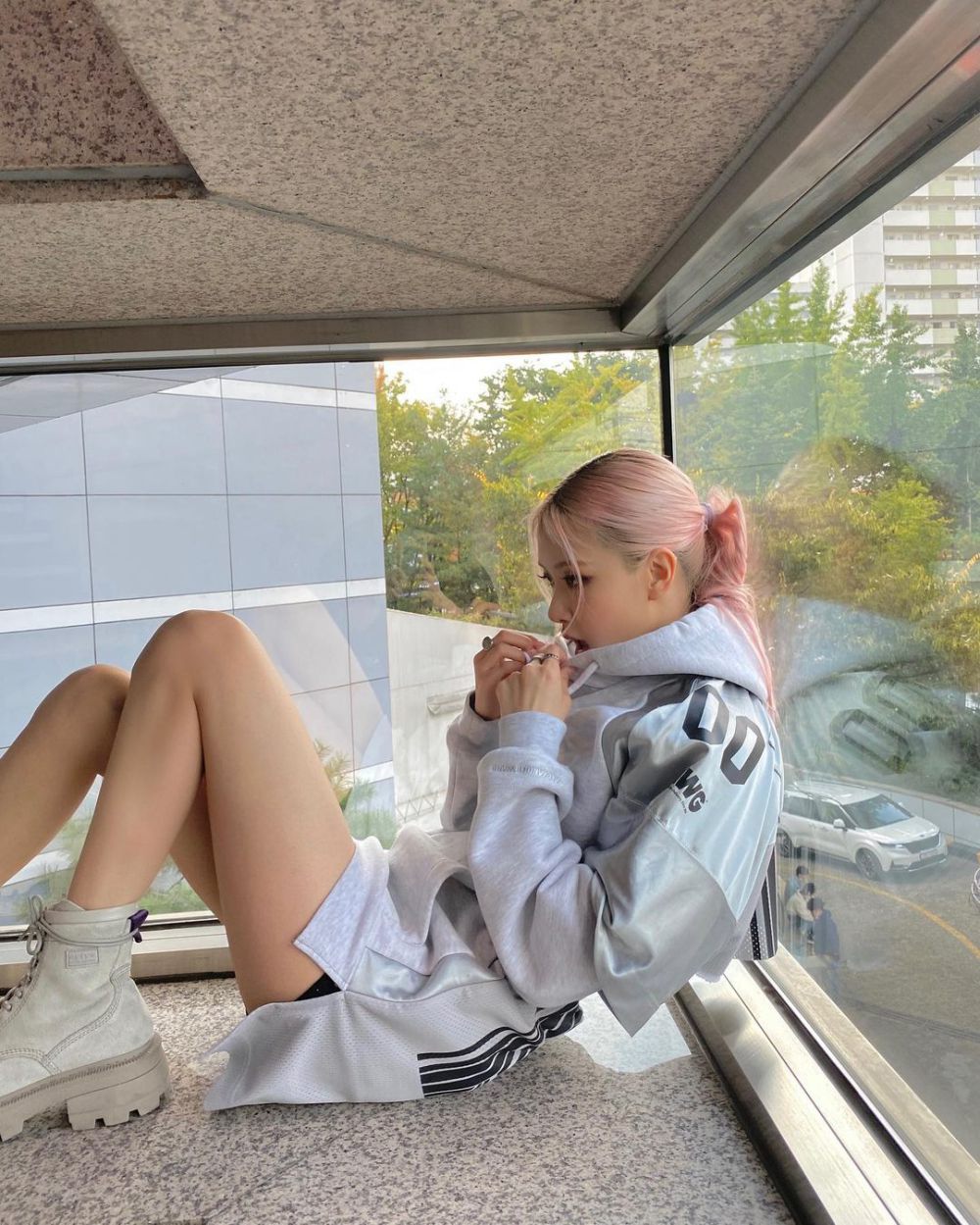 12 Gaya Sporty ala Rose BLACKPINK, Comfy dan Keren!