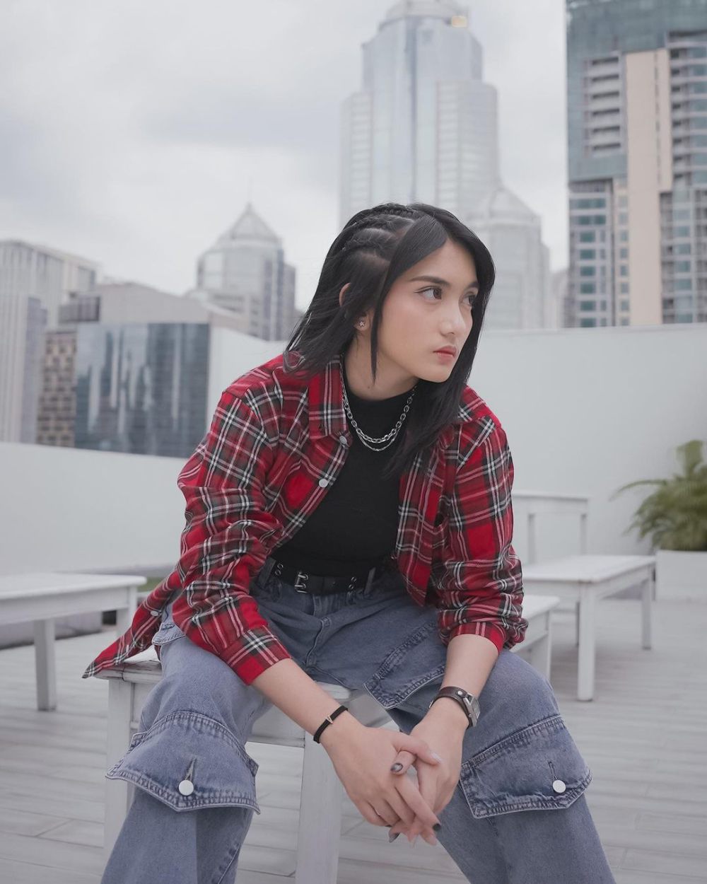 8 Ide Mix and Match Outfit Amanda JKT48, Gaya Boyish Natural