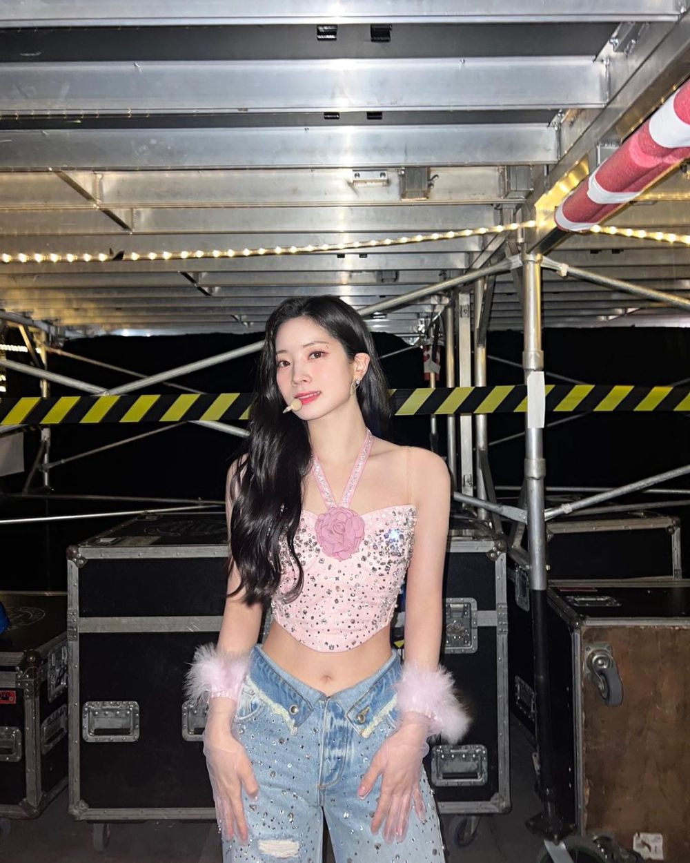 8 Inspirasi OOTD Crop Top ala Dahyun TWICE, Simpel tapi Stunning!