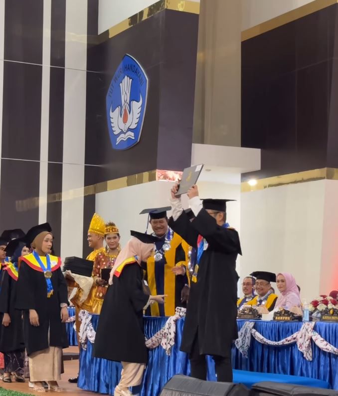 7 Potret Pasha Ungu dan Istri Wisuda Bareng, Lulus S1! 