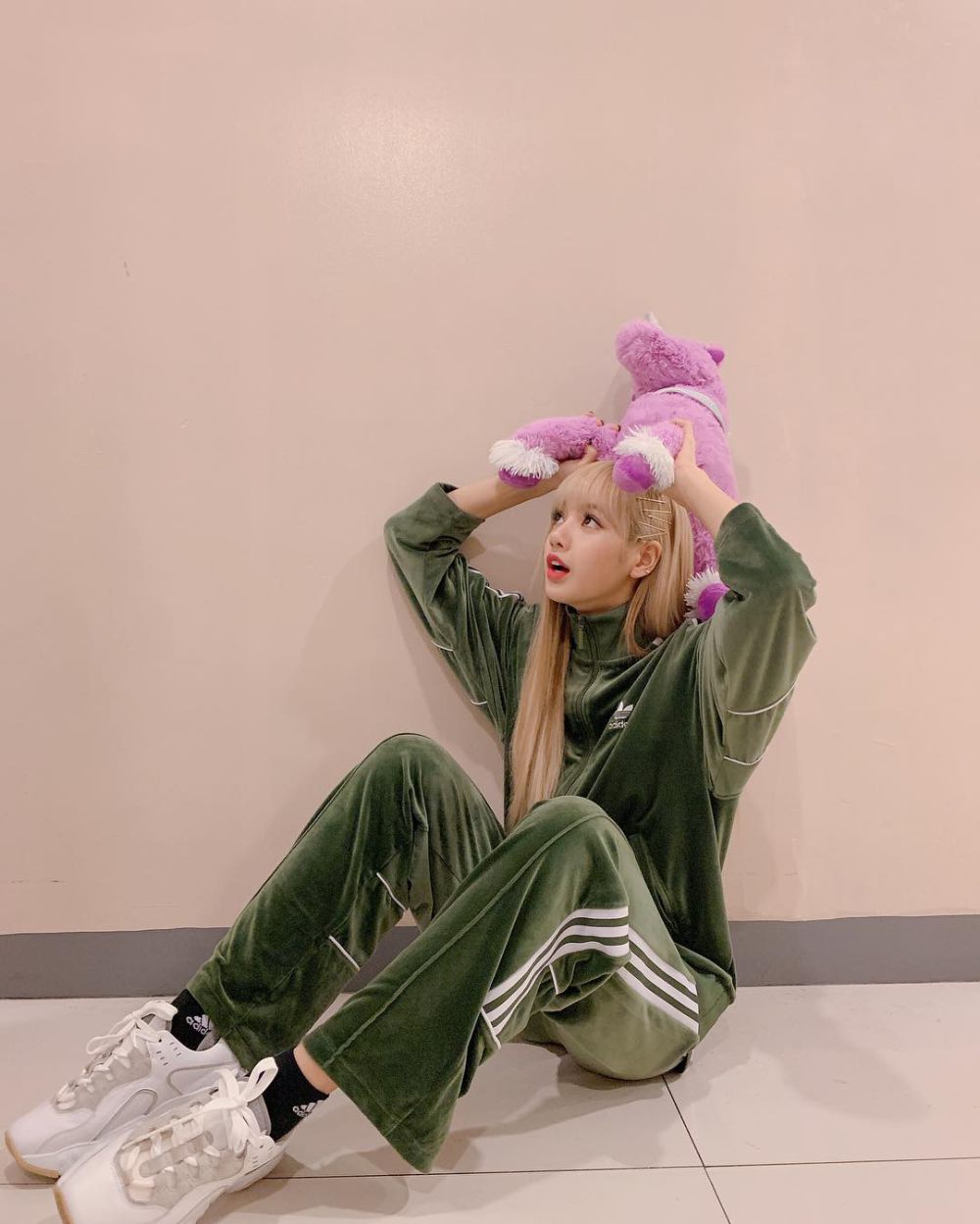 12 Style Lisa BLACKPINK dengan Outfit Nuansa Hijau, Super Catchy!