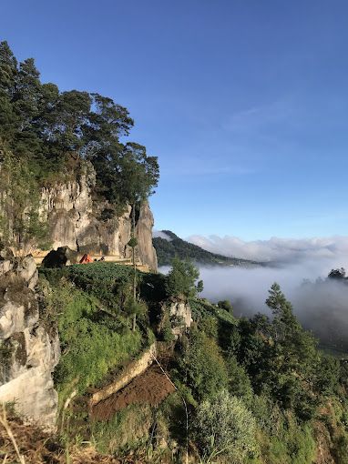 Info Lokasi Panjat Tebing Watu Gribig di Wonosobo, View Telaga Warna