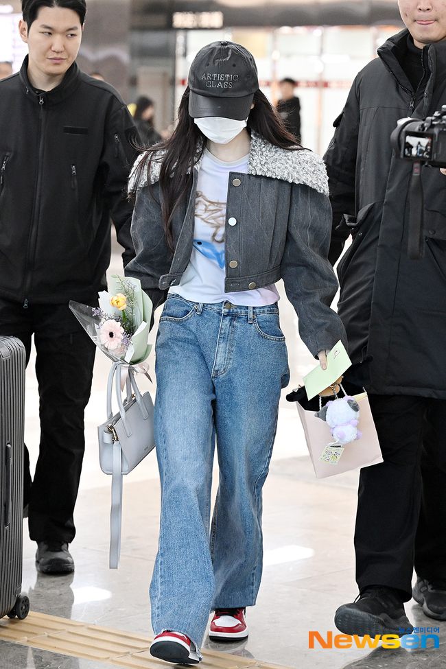 12 Airport Outfit ala NingNing aespa, Comfy Gaya Kasual!