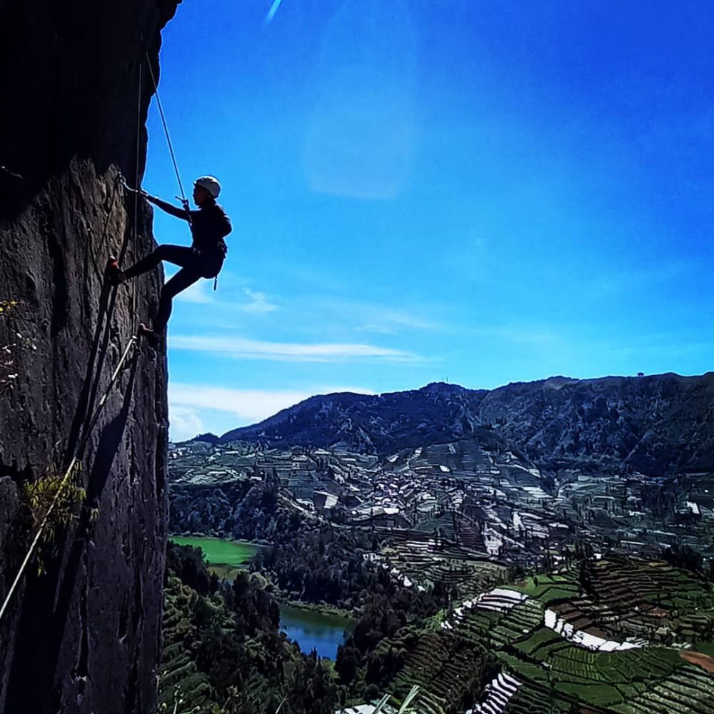 Info Lokasi Panjat Tebing Watu Gribig di Wonosobo, View Telaga Warna