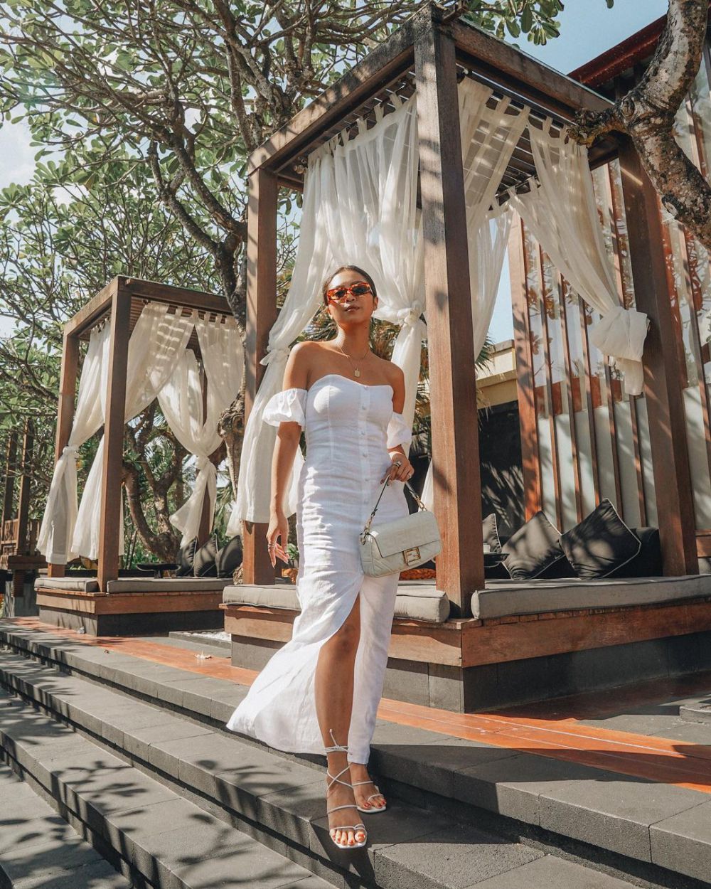 11 Ide Padu Padan White Outfit ala Elizabeth Rahajeng, Looks Classy!