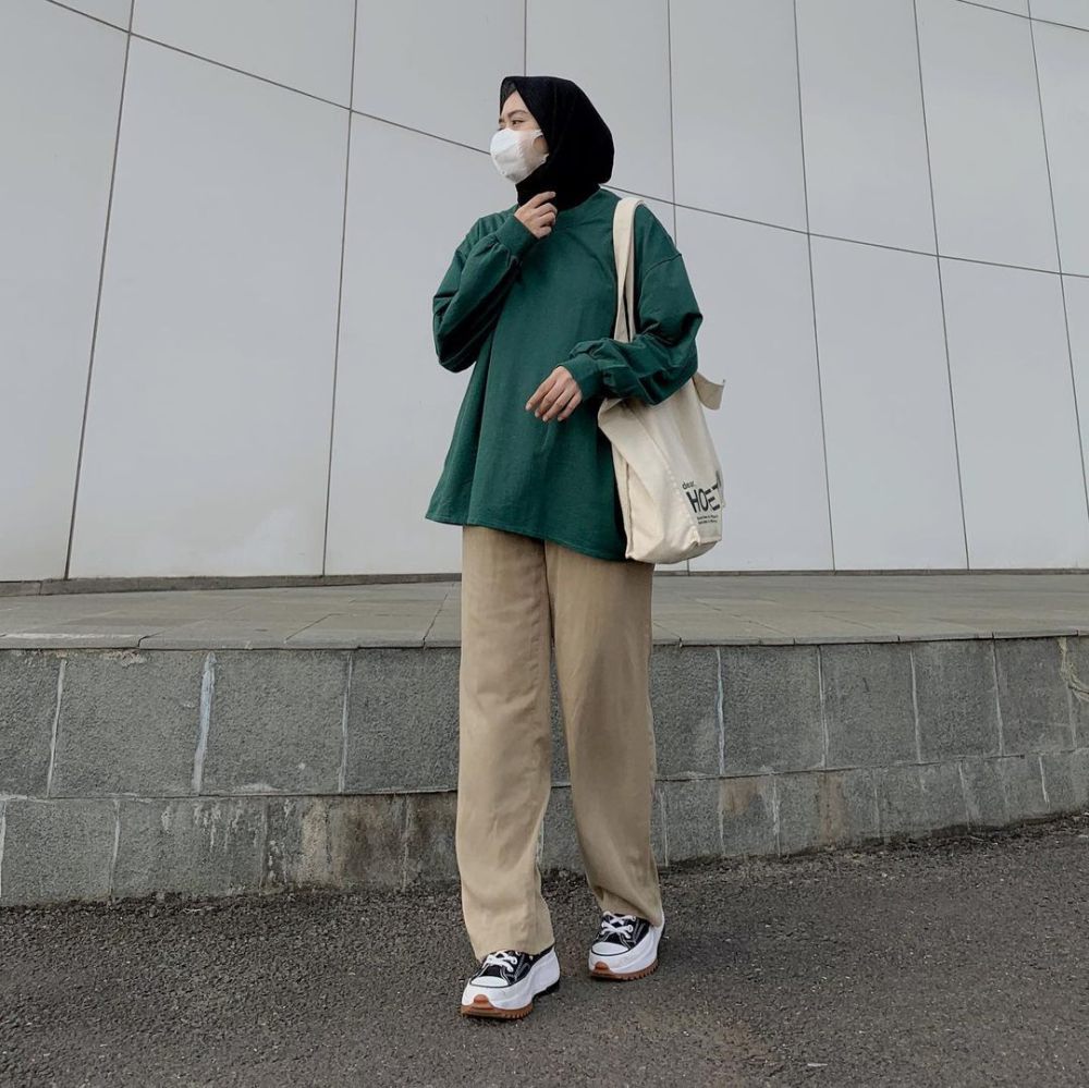 10 Styling Outfit Nuansa Hijau ala Selebgram Izzahi, Kece Banget!