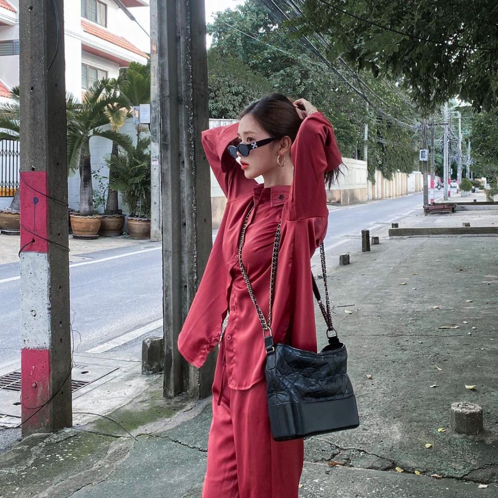 11 Inspirasi Outfit Kasual Nuansa Merah ala Jane Ramida, On Point!