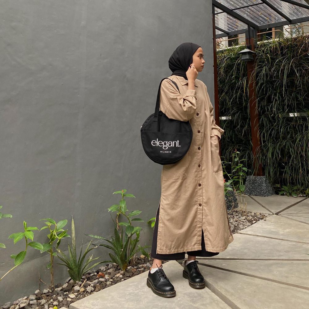 9 OOTD Hijab dengan Tunik dan Dress ala Maryam Nurul, Effortless!