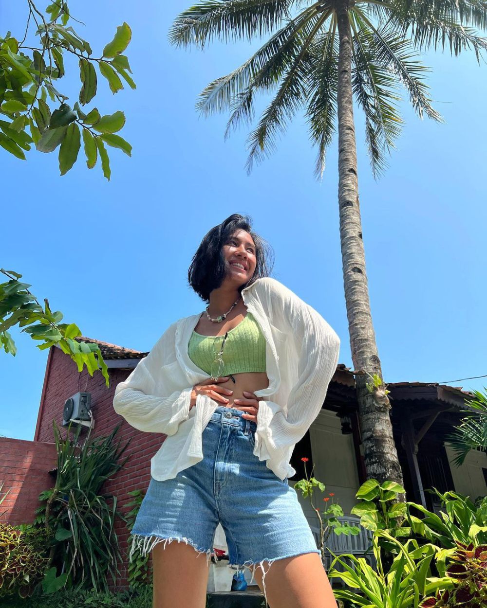 7 Ide Styling Celana Jeans ala Shenina Cinnamon, Gak Pakai Ribet