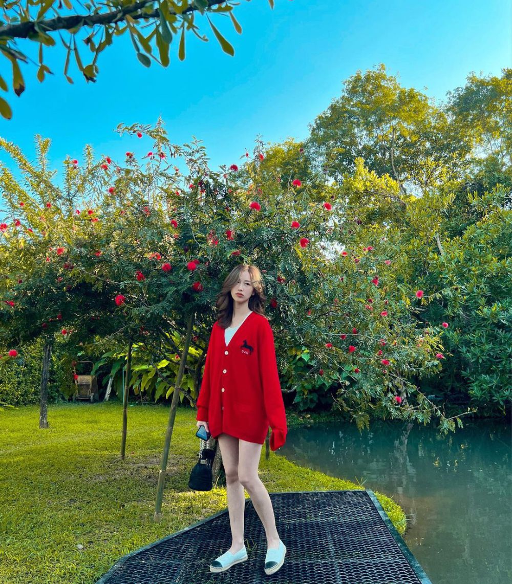 11 Inspirasi Outfit Kasual Nuansa Merah ala Jane Ramida, On Point!