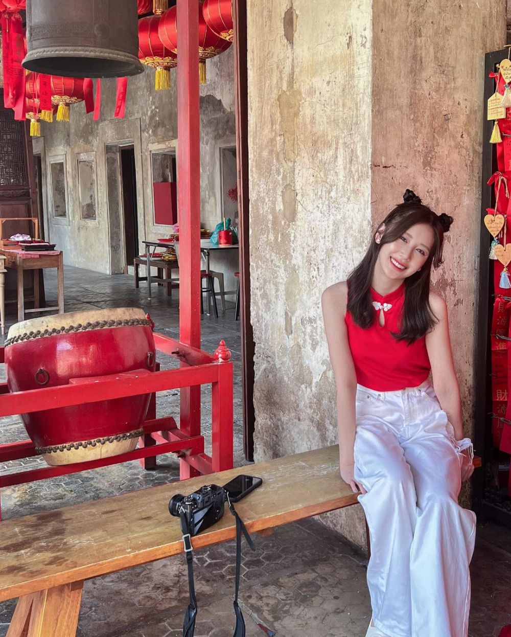 11 Inspirasi Outfit Kasual Nuansa Merah ala Jane Ramida, On Point!