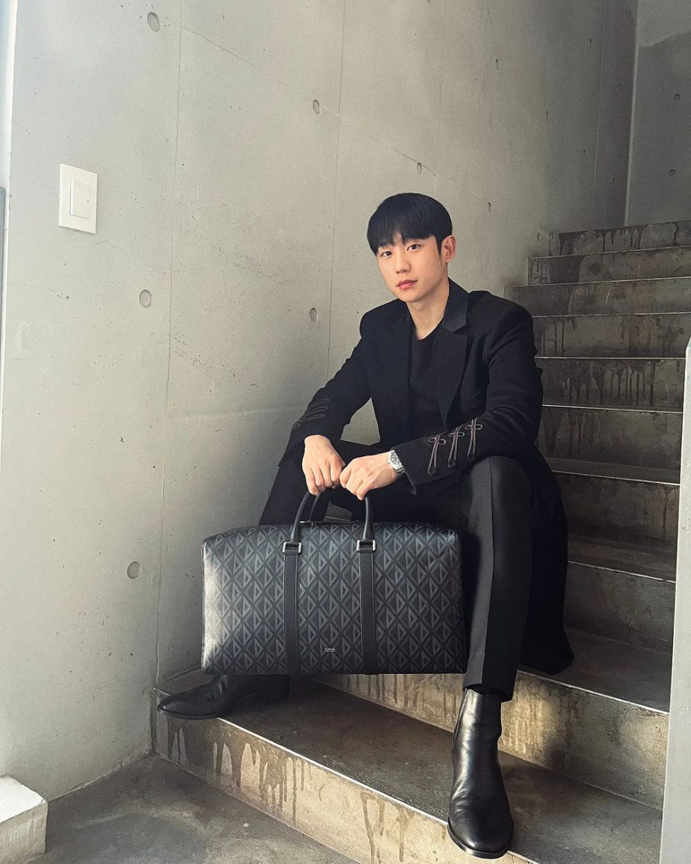 10 Ide Outfit Formal Business Look ala Jung Hae In, Berkarisma!