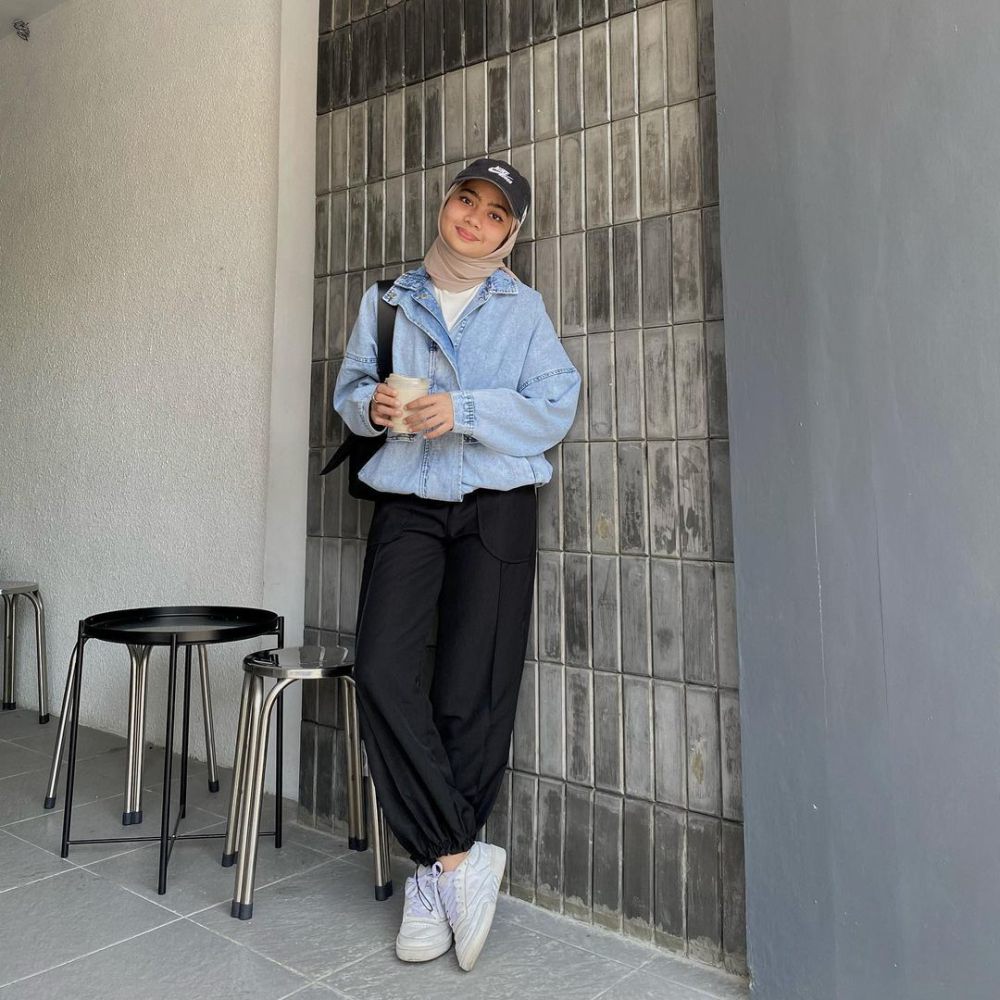 12 Padu Padan Outfit Pakai Sneakers Putih ala Maryam Nurul, Comfy!