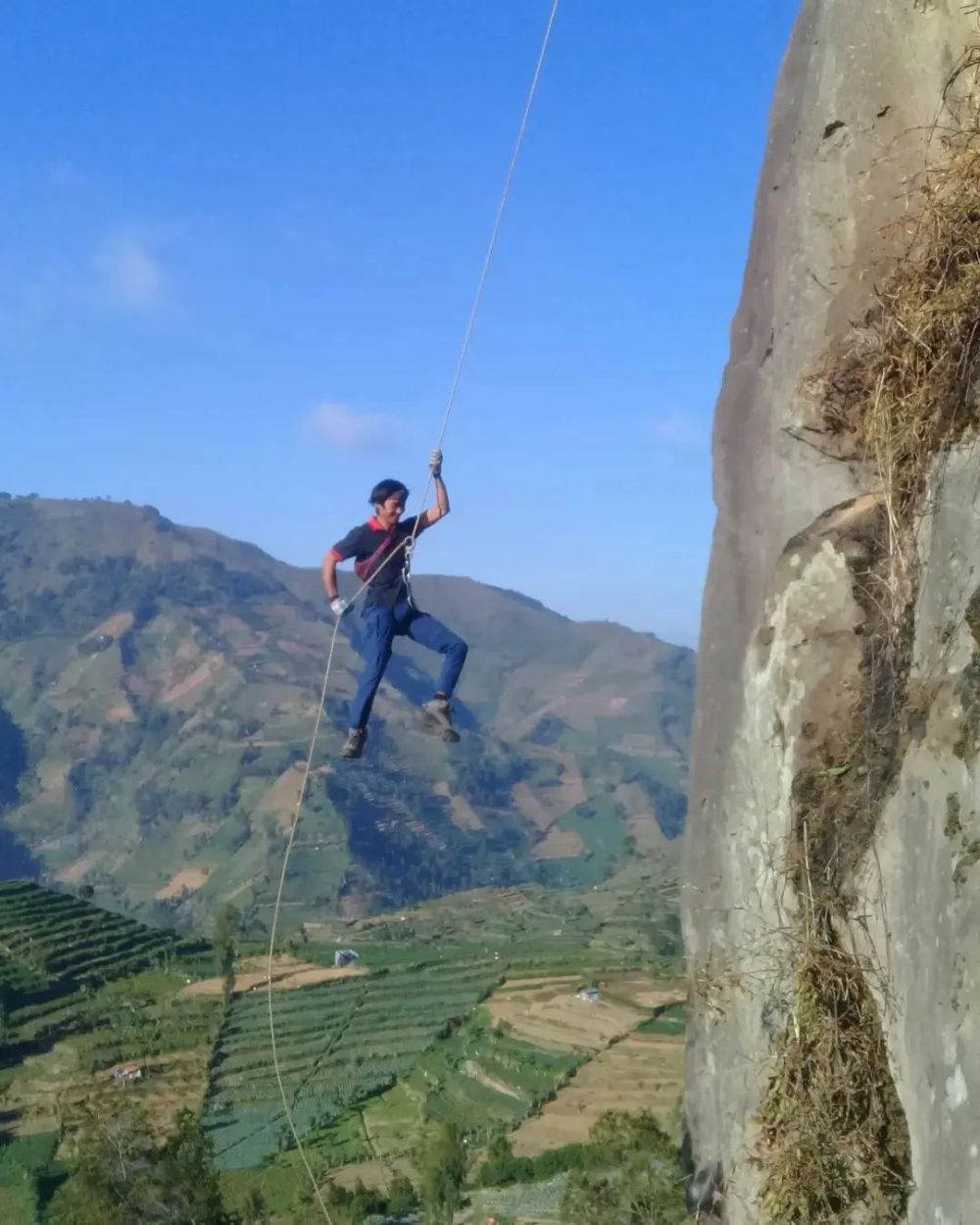 Info Lokasi Panjat Tebing Watu Gribig di Wonosobo, View Telaga Warna